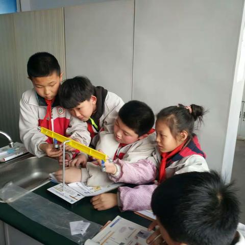 黄碾联校黄南学校科学实验课正在进行