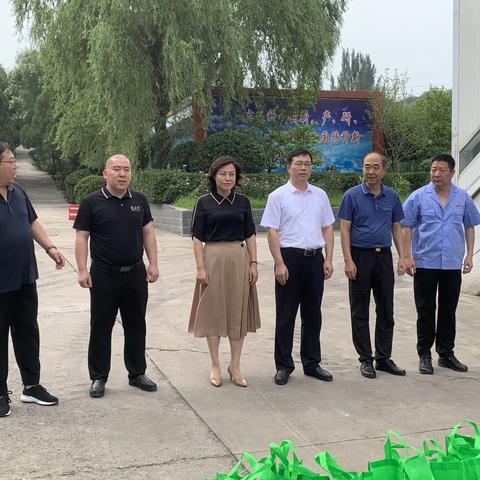 夏送清凉 温情暖人心---区委书记王晓丽开展“夏送清凉”慰问活动