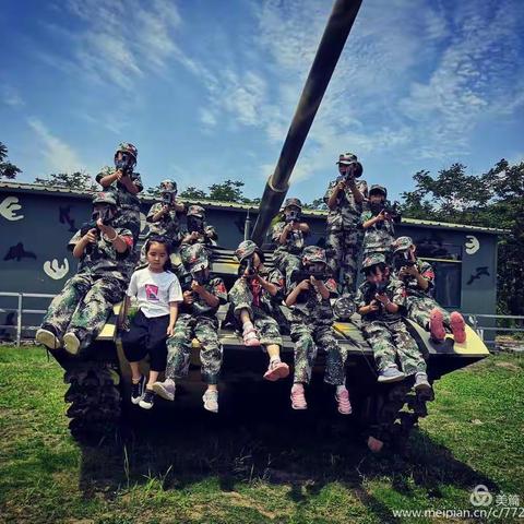 暑假夏令营火热报名中，体验军旅生活。