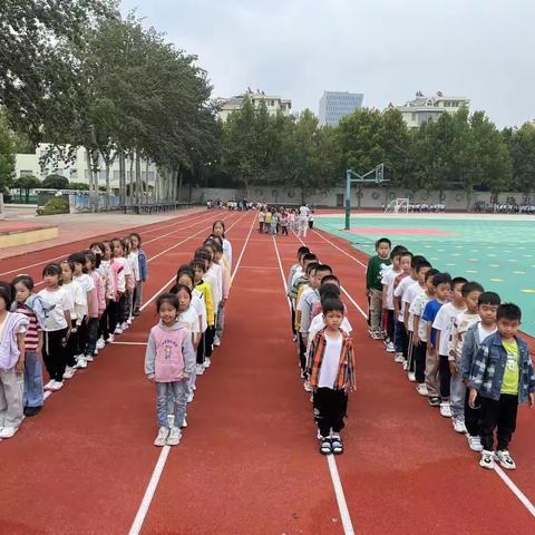 以爱为伴，快乐成长——昌乐实验小学一年级二班成长记录