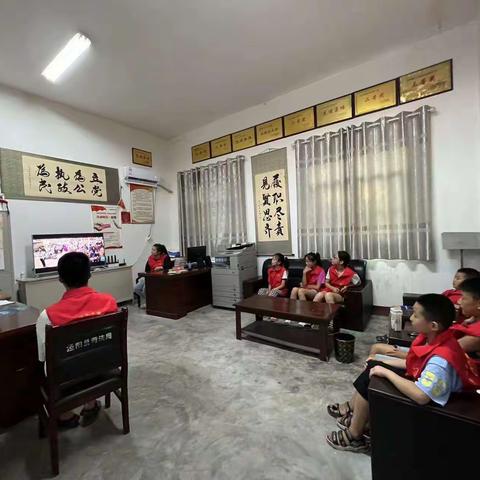 太平镇寨头村志愿者观看禁毒影片