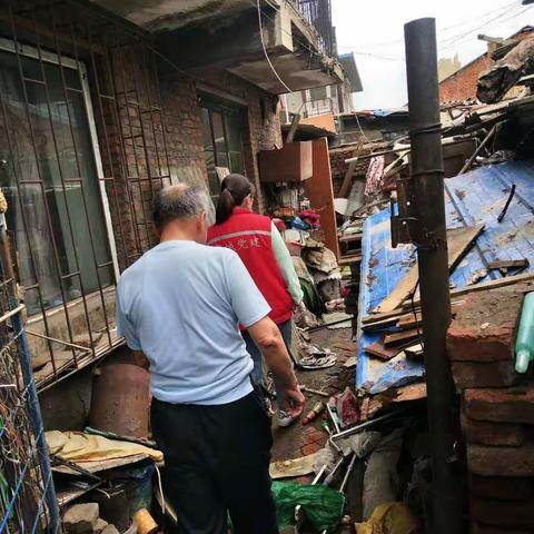 光明社区社区开展防汛工作走访