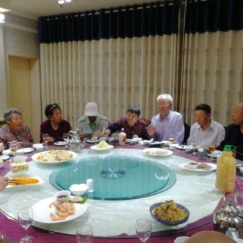 在天马宾馆欢迎庞云清及丈夫！！