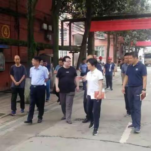 区委书记范九利、组织部部长闻其伟一行到国防社区检查“千名党员干部进小区”活动及近期重点工作
