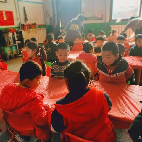 董庄世纪星幼儿园宝贝们  冬至捏饺子主题活动