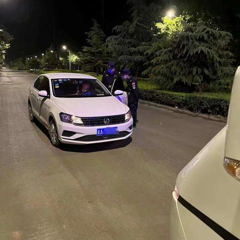 醉酒男子车中睡着，夜巡人员及时处置