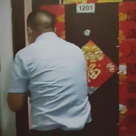 业主家中冒烟  物业人员紧急救助