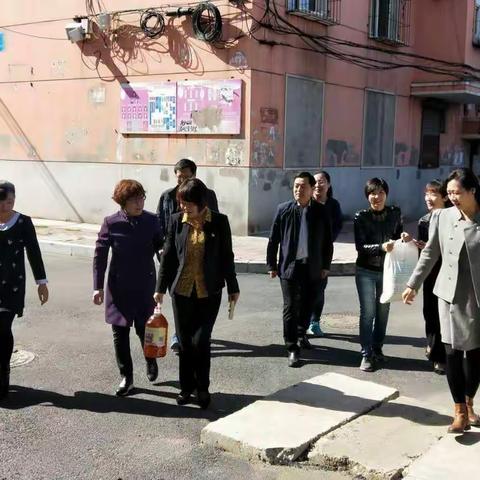 新抚区委常委宣传部长张璐一行走访慰问困难居民