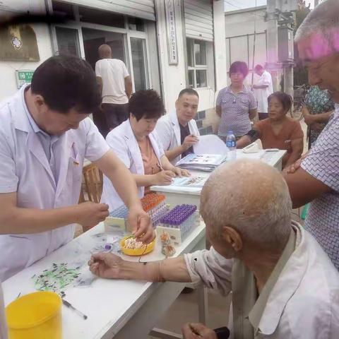 薛吴村乡卫生院联合前镇南村党支部开展孝敬父母献爱心活动；儿女对父母最大的孝心，带父母参加免费健康体检！