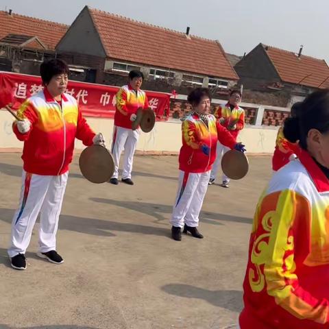 巾帼一起向未来！祝女神们节日快乐！🎊东窑村庆3.8文艺汇演及信用基金发放！