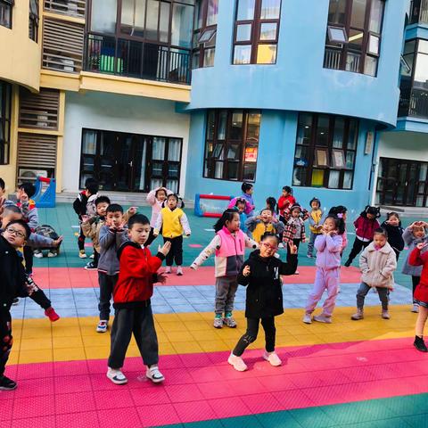 皖红启飞幼儿园大二班欢乐的早操时间