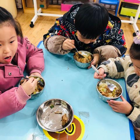 皖红启飞幼儿园大二班愉快的进餐环节