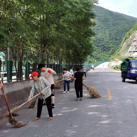 秦岭卫士我争当 美丽青铜我先行 — 乡中村公益活动纪实