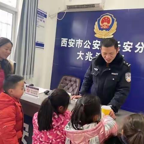 民警走进校园，指导安全防范