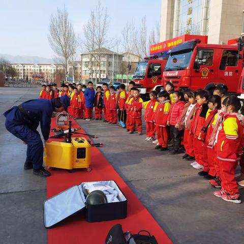 【落地式家长学校】【石嘴山市第十九小学一年级四班】走进消防队，安全记心中