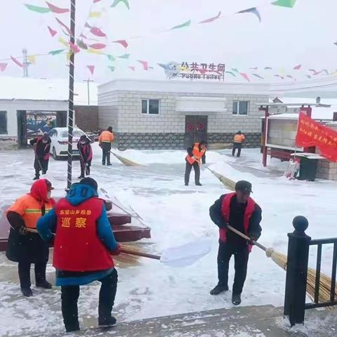 环卫工人铲冰除雪保畅通