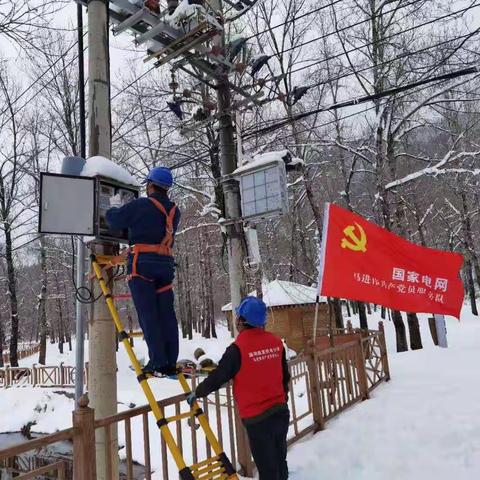 鲜红的党旗在白茫茫的雪地里高高飘扬