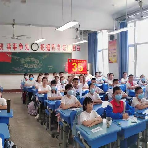 2022级35班开学第一天留念