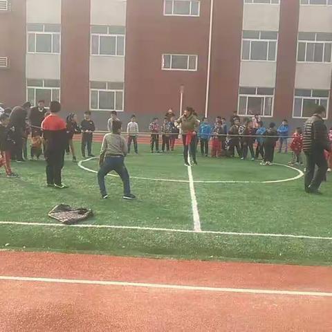 朱楼小学师生开展趣味拔河比赛