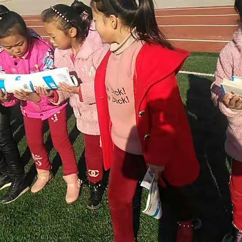 释放激情   彰显活力————朱楼小学师开展师生兵乓球运球接力赛（副本）