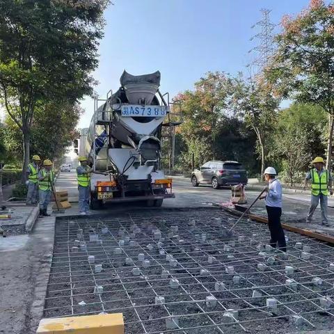 修复破损路面，提升区域道路面貌，供应部、生产部组织人员对原材料入口道路进行修复