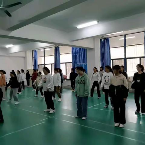 我的公共体育课日常～蹲蹲舞