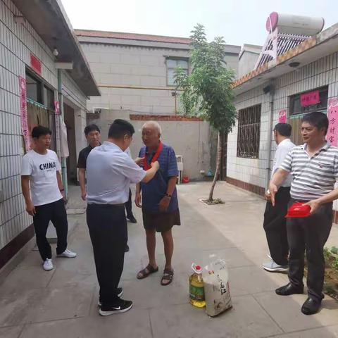 慰问50年党龄老党员、困难群众