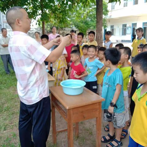 一小盆水的启示——记廉江市横山镇排里小学防溺水主题教育活动