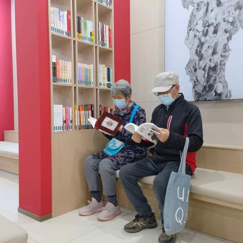 于洪营业室党支部开展陪伴独居老人读书活动