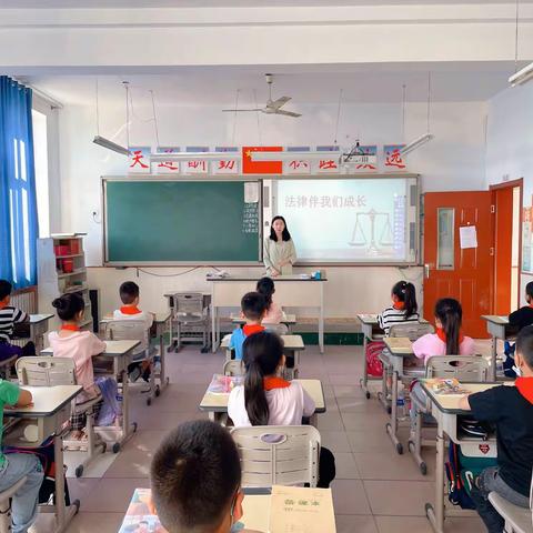 走进法治天地，法律伴我们成长—杨家泊小学