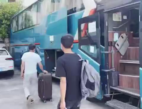 选择乘坐合法大客车  共建平安运输环境