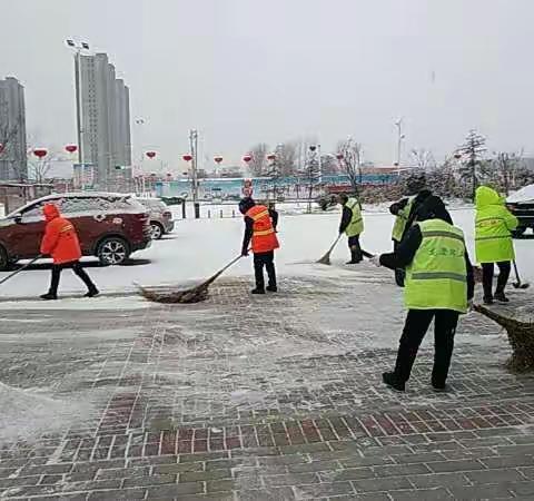 放弃休假扫雪除冰的他们，是新郑最美的雪景！