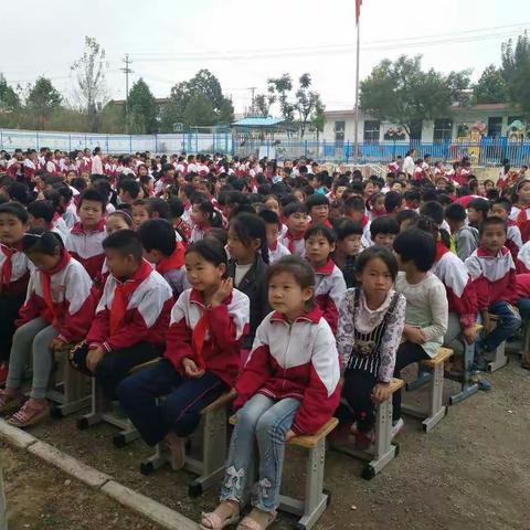 规范你我他，文明靠大家常马校区举行“学规范，争做文明小学生”经典诵读比赛