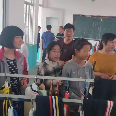 联城镇中心学校喜迎建国70周年，学生征订新校服