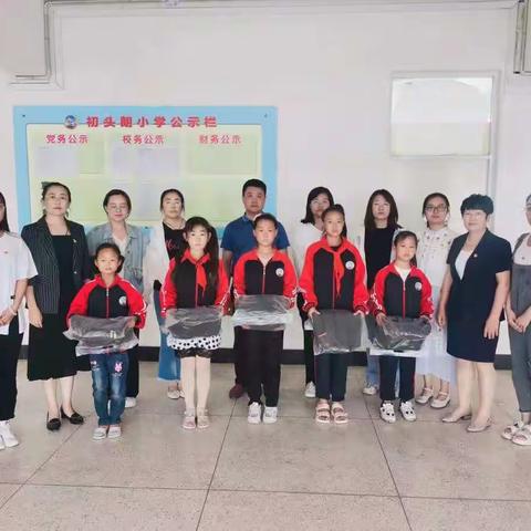 【我为群众办实事—我是党员，我帮你】松山区初头朗学区中心校党支部开展“我帮你”志愿服务活动