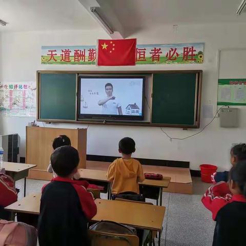 初头朗中心校举行“我为师生办实事——迎国庆”的活动