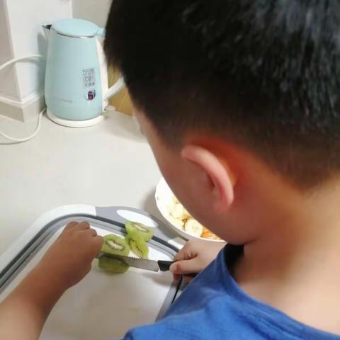 越北镇中心小学三年级二班刘泽翰3月8日为妈妈做家务活给妈妈做水果沙拉