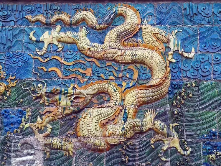 北京故宫九龙壁的龙爪子是五个，这里是四个。