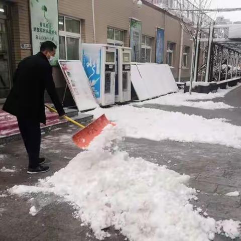 龙华小学雪中即景喜迎开学