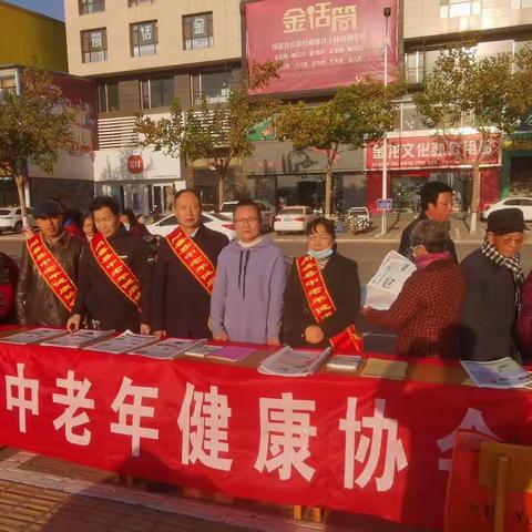 11月14日是世界糖尿病日，县疾控中心、县中老年健康协会、县人民医院、同德医院上午在西湖广场举行宣传活动。