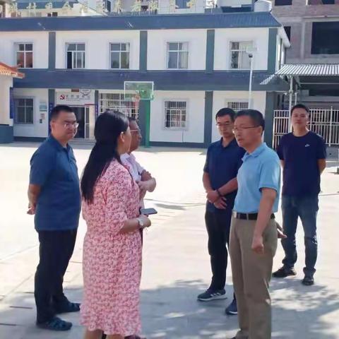 玉溪市民政局局长方建华一行到旧城村居家养老服务中心参观调研