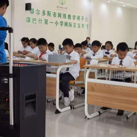 1.1      一一班参加学校编五彩绳记事