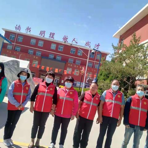 《家校携手，共筑安全》灵武四中九年级5班护学岗篇之保驾护航