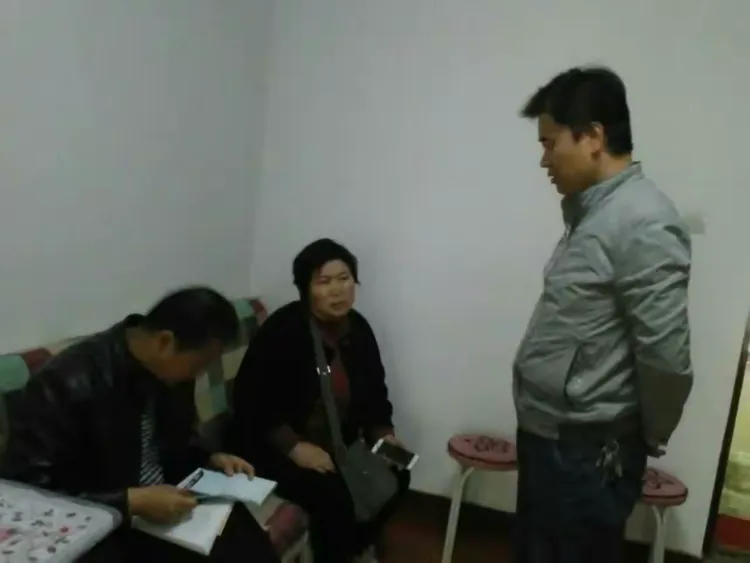 二曲街道云塔社区开展廉租房复审入户调查工作