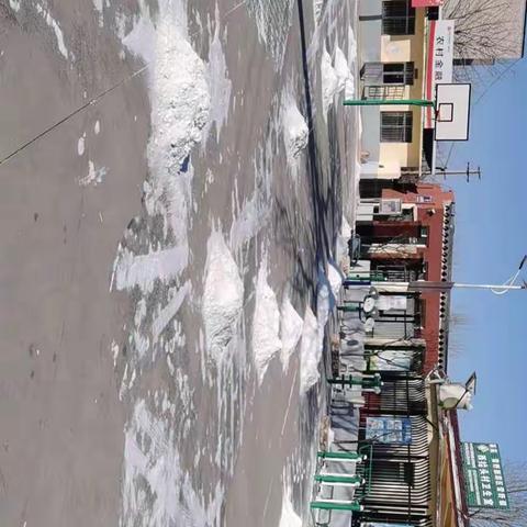 党建引领——西抬头村开展全民扫雪行动，方便村民出行