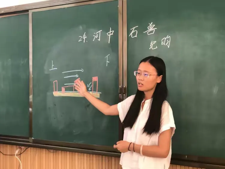 刘心媛老师带来的是《河中石兽》,该课讲述了人们寻找石兽的故事,由事