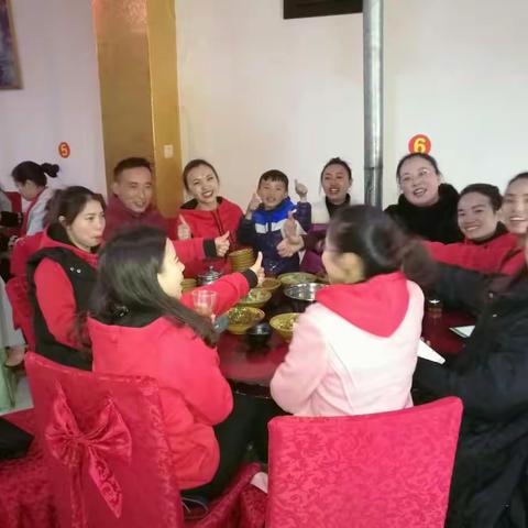 小天使幼儿园全体员工欢聚一堂