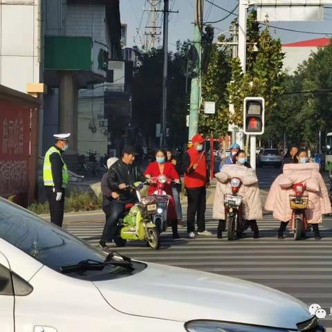 创建文明城 阜平交警在行动