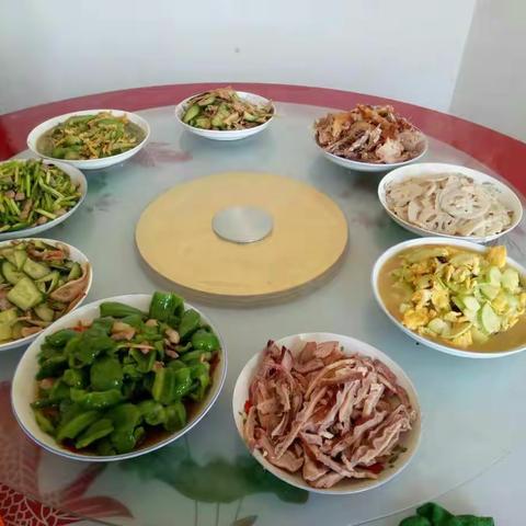 孔镇希望小学教师的餐厅环境和午休安排