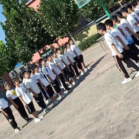 校施我恩泽，我为校扬威。历军训生活，磨钢铁意志！